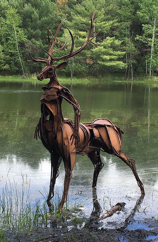 11. Изящное существо в парке скульптур