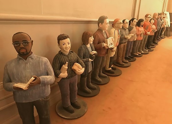 12. Эта компания устанавливает статуи сотрудников, проработавших в компании не менее 3 лет