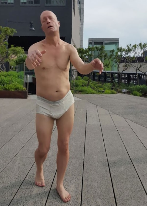 36. Гиперреалистичная статуя в Нью-Йорке постоянно пугает людей