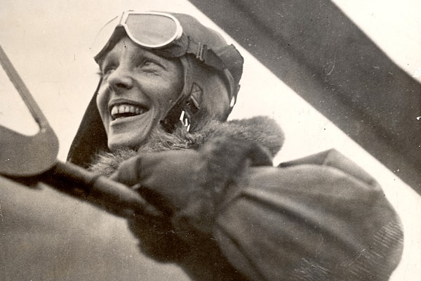 5. Amerikalı havacı Amelia Earhart, meslektaşı Fred Noonanile ile birlikte çift motorlu uçakla dünya turuna çıktı.