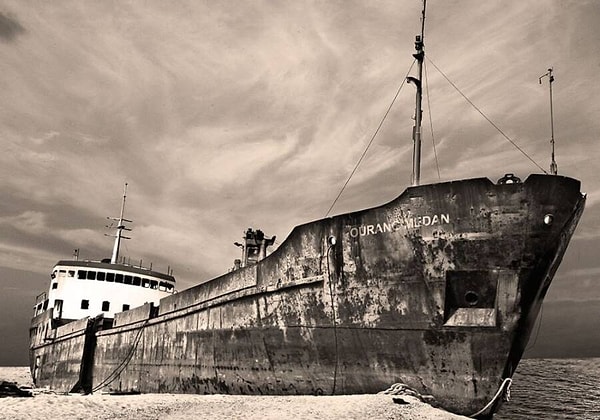 6. 1947 yılında gemilere bir SOS çağrısı geldi. Çağrı araştırıldığında Malakka Boğazı'ndaki SS Ourang Medan gemisine ait olduğu ortaya çıktı.