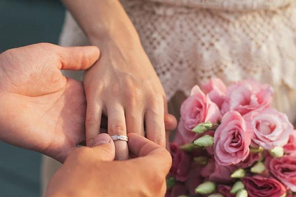 Evlilik öncesi kız isteme törenleri genelde sade bir şekilde evde aile arasında yapılır. Ama son zamanlarda sosyal medyada etkileşim uğruna bu törenlerde yapılmayan kalmadı.
