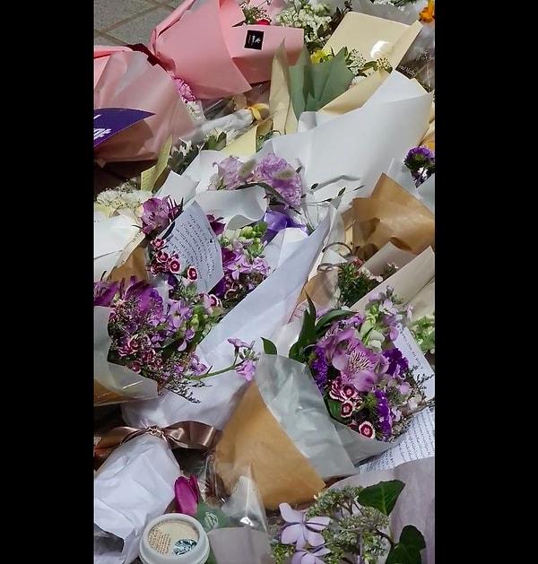 Hayranlarının ünlü şarkıcı için hazırladığı törende yüzlerce mektup ve çiçek bırakıldı.