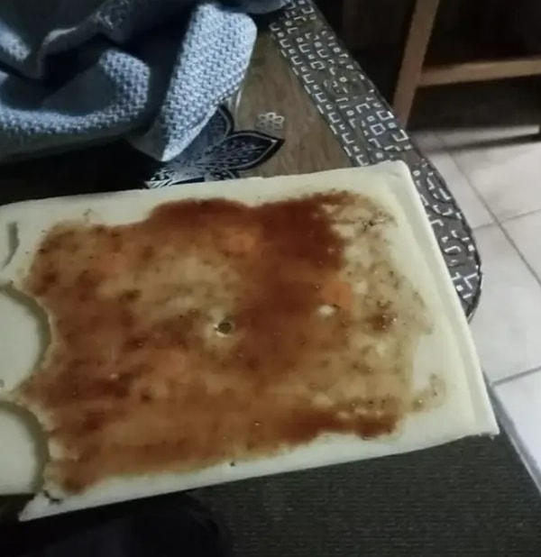 10. «Мой друг только что прислал мне фотографию своего ужина: ломтик сыра, соль, перец, табаско, соевый соус»