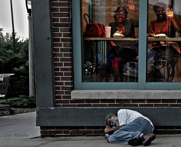 7. Бездомный спит возле закусочной в Милуоки (США).