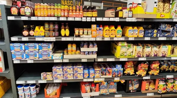 11. В «американском отделе» немецкого продуктового магазина много попкорна, острого соуса и горчицы: