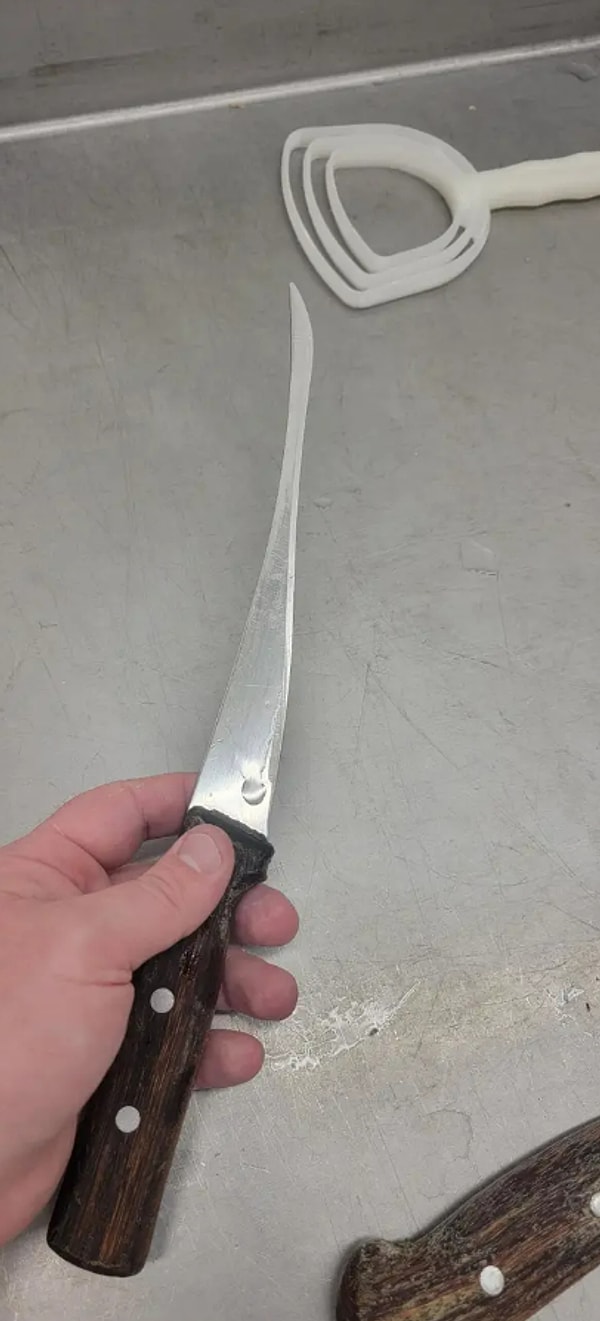 12. Вот как выглядит нож после многократной заточки в течение 30 лет: