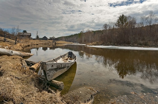 3. В это время года воздух наполнен ароматом свежести и новизны.