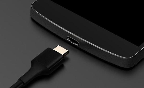 Telefonunuzu geleneksel yöntemle, bir USB şarj kablosuyla şarj ettiğinizde, düşük voltajlı bir akım şarj cihazından telefona kablolar üzerinden iletilir.