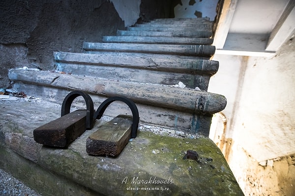 12. Сооружение находится на высоте более 60 метров и состоит из нескольких зданий, а также большого количества оборудования и механизмов.