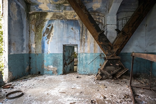 14. Сейчас ГРЭС полностью заброшена. В какой-то её части идут работы по резке и вывозу металлоконструкций — ворота станции периодически открываются, и оттуда выезжает грузовик, доверху набитый ржавым металлом.