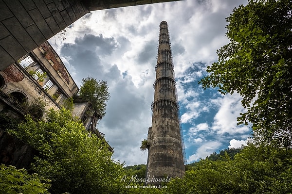 11. Сегодня заброшенная ГРЭС в Абхазии выглядит внушительно и одновременно пугающе.