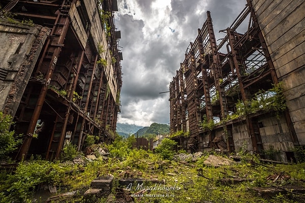 15. Тем не менее, заброшенная ГРЭС в Абхазии остается привлекательным местом для туристов и любителей экстремальных видов спорта, таких как базовый прыжок и альпинизм.