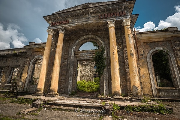 21. В начале 2000-х годов власти Абхазии предпринимали попытки привлечения инвесторов в регион, и, казалось, они добились успеха: одна металлургическая компания из Индии начала добычу угля в местных шахтах.