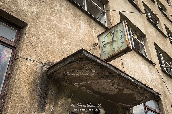 18. Часы над входом остановились навсегда более 15-20 лет назад.