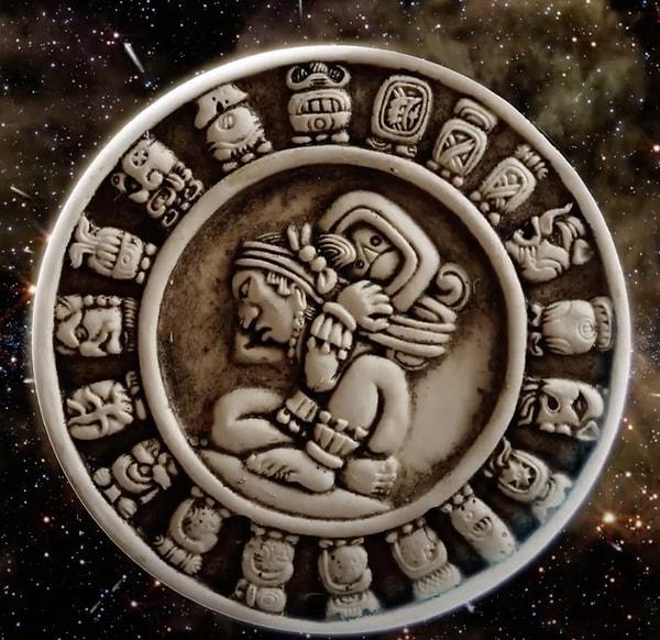 "Odak noktalarını herhangi bir gezegenle sınırlamak yerine 819 günlük sayımı yaratan Maya astronomları, bunu tüm görünür gezegenlerin sinod dönemlerinin yanı sıra Tzolk'in Takviminin yuvarlağındaki döngüleriyle orantı noktalarının tahminleri için kullanılabilecek daha büyük bir takvim sistemi olarak tasarladılar."