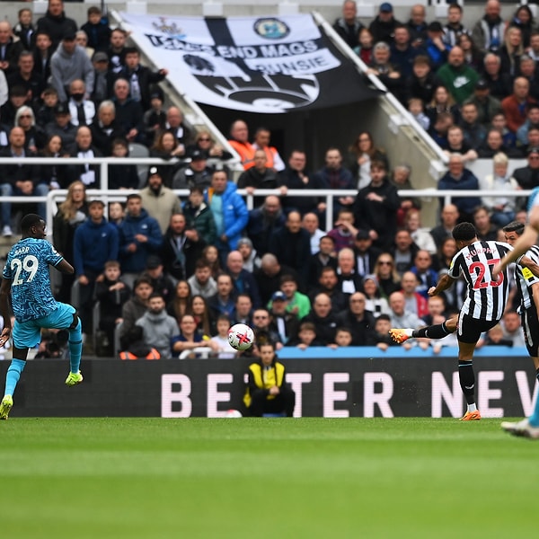 Newcastle United tarafından henüz 21. dakikada 5-0 geriye düşen Tottenhamlı futbolcular, taraftarlarına yaşattıkları kötü anları silmek için kolları sıvadı.