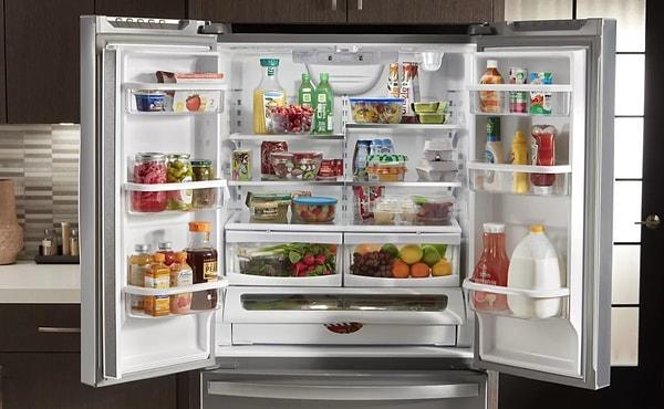 Buzdolaplarını temiz ve düzenli görmeyi herkes çok sever. Kötü kokan buzdolapları ise başa dert. Buzdolabından gelen kötü kokular yemeklerin hem lezzetini hem kokusunu bozuyor.