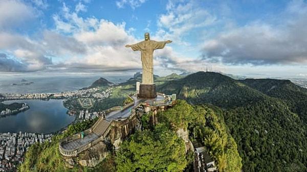 2. Brezilya'da hangi şehir ikonik Kurtarıcı İsa heykeline ev sahipliği yapıyor?