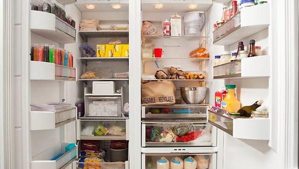 Eğer buzdolabınızdan kötü bir koku geliyorsa ilk yapmanız gereken buzdolabını boşaltarak kokunun görünür bir nedenden dolayı olup olmadığına bakmak.