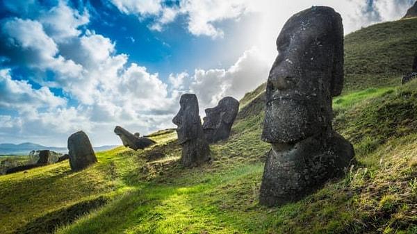 3. 900 gizemli idolden oluşan bir koleksiyon olan Moai Heykelleri, Şili'nin hangi adasında bulunur?