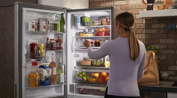 Buzdolabınızdan sürekli kötü kokular geliyorsa bunu önlemek için karbon filtresi kullanabilirsiniz. Karbon filtreler havadaki kötü kokuları emerek buzdolabının içindeki havayı temizliyor.