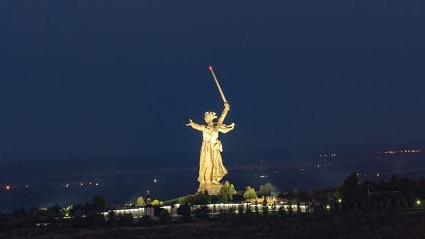 4. Rusya'nın ikonik bir anıtı ve Avrupa'nın en yüksek heykeli olan Anavatan Çağırıyor heykeli hangi şehirdedir?