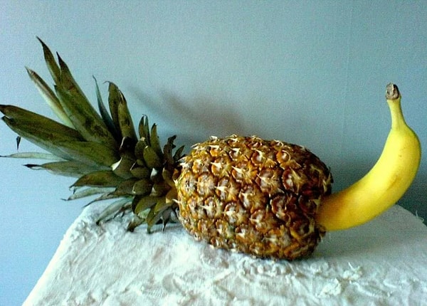 Что ж, остается надеяться, что девушка этого бедняги, не вертела ананас, перед тем как положить его обратно у двери...