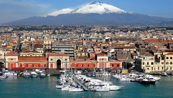 10. Какой остров в Средиземном море имеет самую большую площадь?