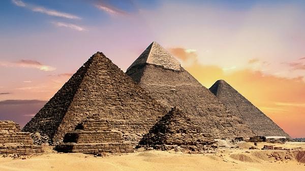 2. Bir piramit taşı ortalama 2.5 ton ağırlığında.