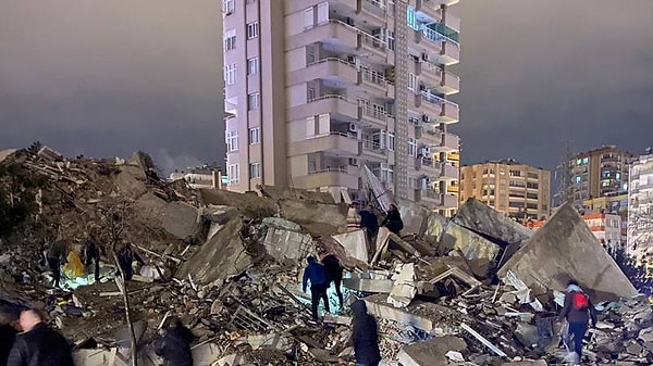 6 Şubat’ta Kahramanmaraş merkezli depremlerden etkilenen illerden olan Adana’da, bu sabah saatlerinde yine deprem korkusu yaşandı.