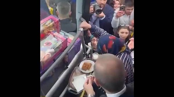 Erdoğan'ın yolunu kesen vatandaşlar bir tepsi içerisinde baklava, kuruyemiş, ayran ve çay ikram etmişlerdi. Erdoğan'ın Sakaryalı kadınların ev baklavasından yediği görüntüler viral oldu.