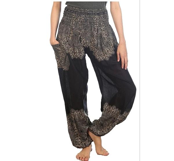 9. Yumuşak ve hafif suni ipekten yapılan bu yoga pantolonu da rahatlıktan yana olan kadınlar için harika bir seçim olacaktır.