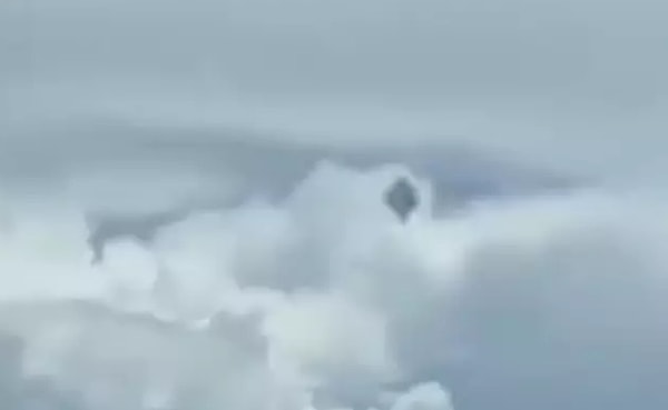 По мере приближения объект становился четче и оказался светлым, заостренным спереди и круглым сзади