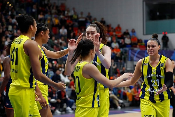 Fenerbahçe Alagöz Holding, ING Kadınlar Basketbol Süper Ligi play-off final serisi üçüncü maçında ÇBK Mersin Yenişehir Belediyesi'ni 82-56 yendi.