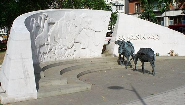 Günümüzde, yersiz bir endişeden dolayı gerçekleştirilen bu hayvan katliamı İngiltere tarafından resmi olarak kabul edilmese de Londra'daki Hyde Parkı bu kanlı tarihi unutmamak için "Savaştaki Hayvanlar Anıtı" ile ölen hayvanları anıyor.
