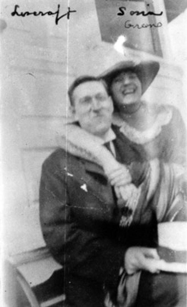Lovecraft, babasına benzer bir şekilde önce bir akıl hastenesine kapatılan ve sonrasında ölen annesinin ölümünden 3 ay sonra hayatının aşkı olan Sonia Greene ile evlendi. Ne yazık ki evlilikleri uzun sürmeyecekti.