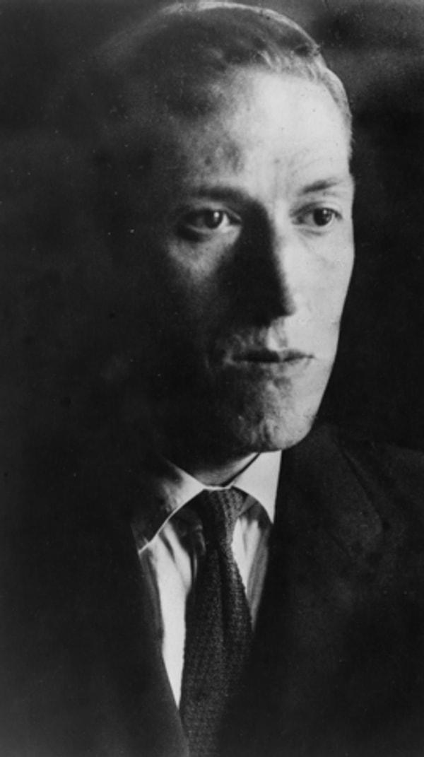 Bütün bunlara rağmen Lovecraft 1904 yılında liseye başladı ve burada yazıya olan aşkı daha da güçlendi. Özellikle korku türünde birçok esere imza atan Lovecraft, 1911 yılında Edward F. Daas'ın ilgisini çekerek Birleşik Amatör Basın Birliği'ne (UAPA) katıldı.