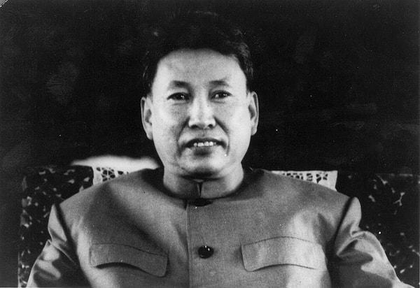 8. Kamboçya'nın diktatörü Pol Pot , ülkesini değiştirerek bir tarım cennetine dönüştürmek istedi. Bunu gerçekleştirmek için başvurduğu yöntemler ise çok acımasızdı.
