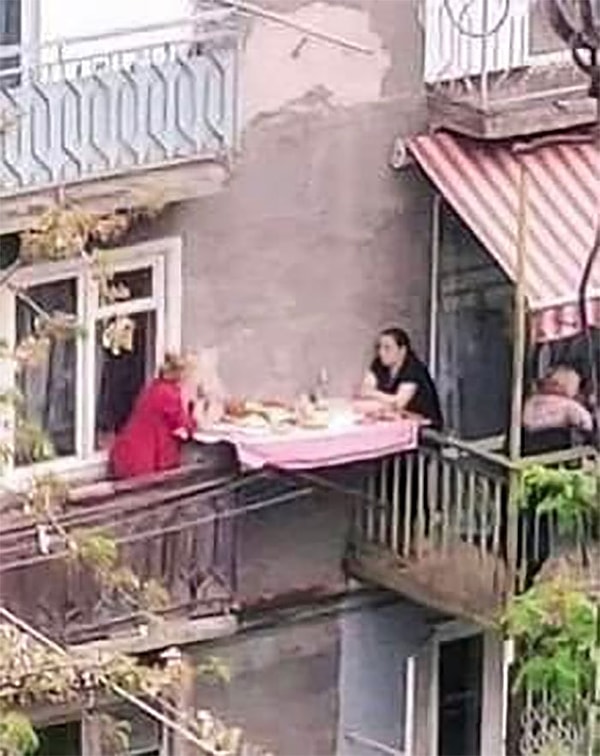 1. Посидим по-соседски?