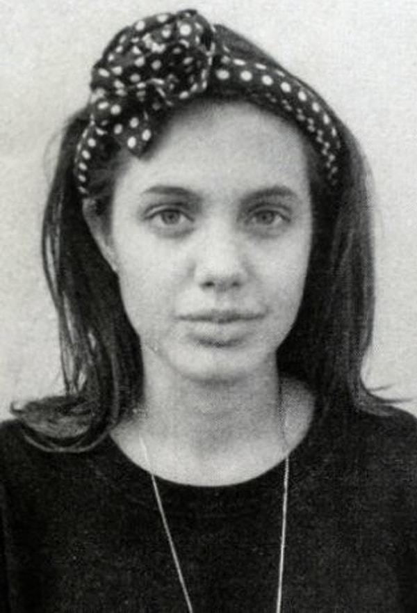 16. Okul yıllarından Angelina Jolie: