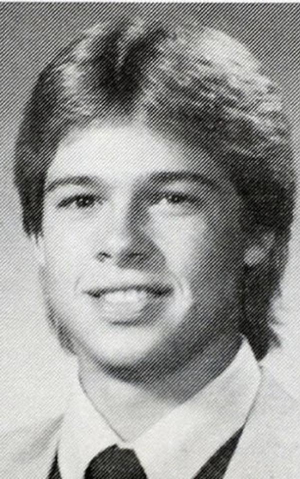 17. Yine okul yıllarından Brad Pitt: