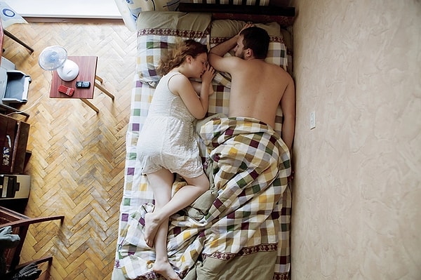 В социальных сетях Яна продолжала находить желающих поспать перед камерой.