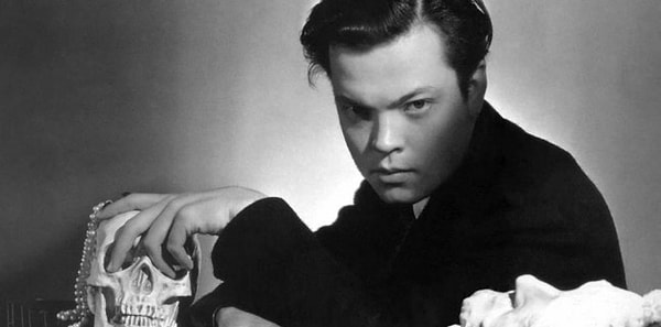 30 Ekim 1938 tarihinde mikrofonun başına geçen Orson Welles, tarihin en büyük yanlış anlaşılmasına imza atacağından bihaberdi.