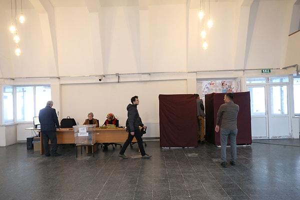 Türkiye'nin Avrupa'ya açılan sınır kapıları Kapıkule, İpsala, Pazarkule, Hamzabeyli ve Dereköy'de yurt dışı seçmen kütüğüne kayıtlı vatandaşlar oy kullanabilecek.