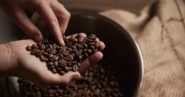 Türk kahvesinin kilosu Mart ayında 240 TL'den satışa sunulmuştu. Nisan ayı içerisinde ise gelen zamlarla birlikte 270 TL'yi buldu.