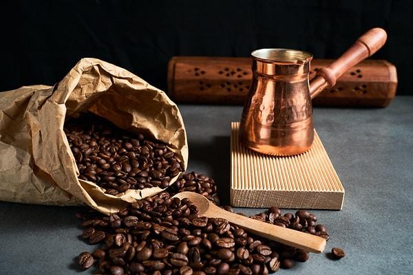 Kahve fiyatlarına bu denli zam gelince tüketimde azalma olduğu da gözlemlendi. Özellikle her sabah "kahvesiz uyanamayan" kesim için bu tiryakilik, pahalı bir zevke dönüşmeye başladı.