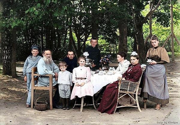 7. Kitaptaki birçok karakter Tolstoy'un aile üyelerine dayanmakta.