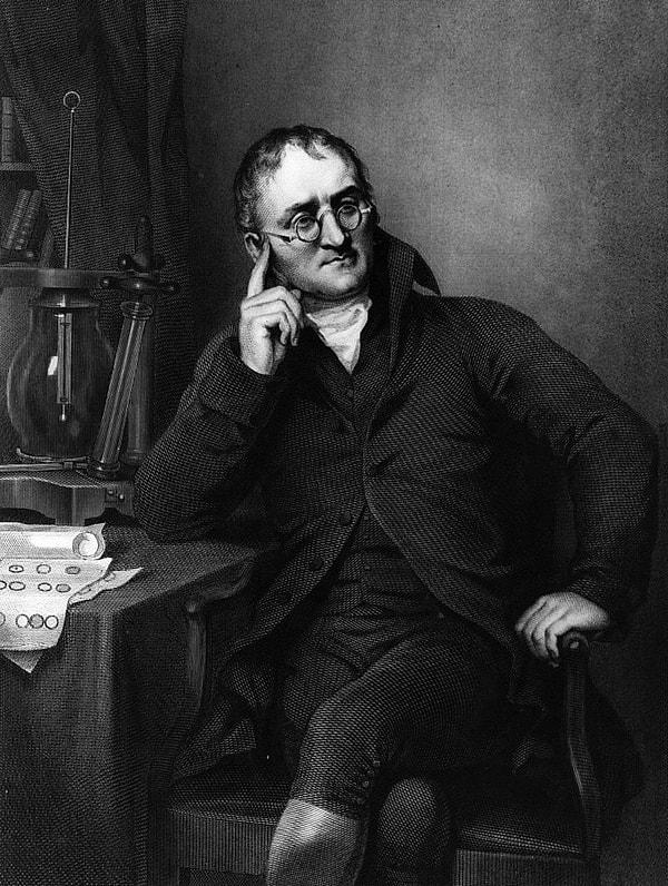1803'te İngiliz kimyager ve fizikçi John Dalton, elementlerin atomlar adı verilen temel parçacıklardan oluştuğu teorisini ortaya attı.