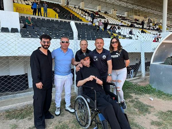 Kuşadasıspor Teknik Direktör Levent Kartop, geçirdiği rahatsızlık sonrasında halen tekerlekli sandalyele bağlı olan eski takım arkadaşını takımının maçına davet etti.